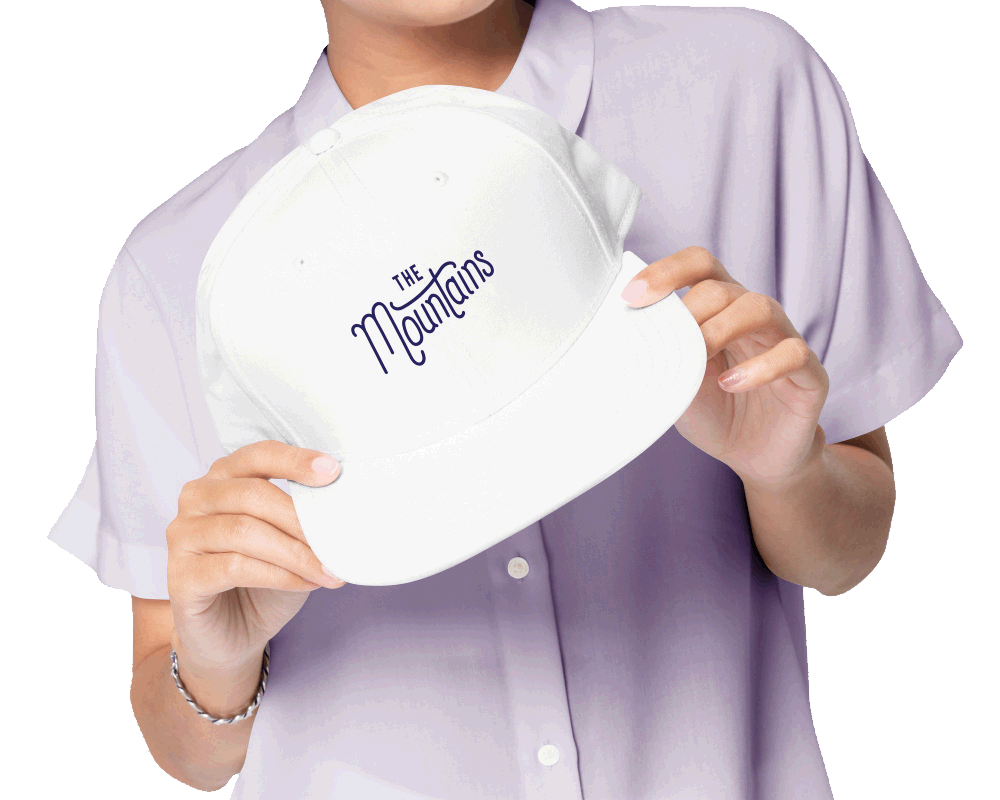 Muestra-Gorra-Estampada-Acepublicitarios1 Gorra publicitaria blanca estampada mostrada por mujer, con calidad y elegancia