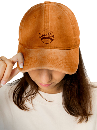 Gorra-Publicitaria-algodon-naranja-Acepublicitarios Gorra Publicitarias naranja mostrada por mujer con un logo cafe