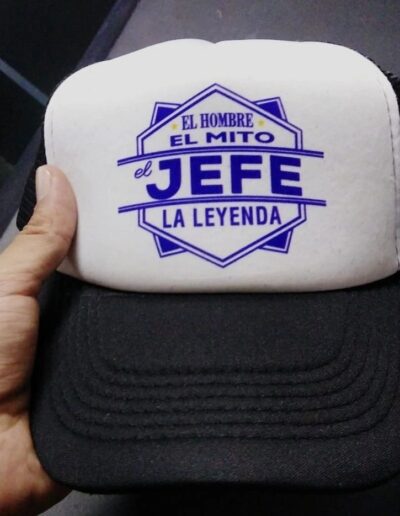 Gorra negra y blanca con malla, diseño 'El hombre, el mito, el Jefe, la leyenda' para el Día del Padre.