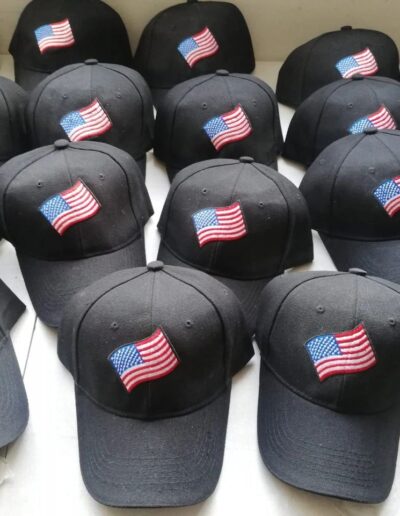 Gorras negras con bordado de la bandera de Estados Unidos, ideales para eventos patrióticos.